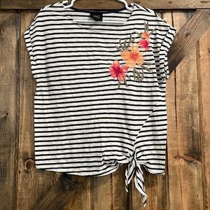 Women’s W5 tshirt size medium.